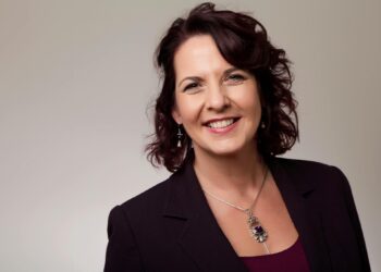 Právnička Anna De Buisseret: „Úmrtí v důsledku očkovacího programu Covid-19 odpovídají definici genocidy“