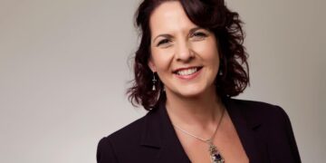 Právnička Anna De Buisseret: „Úmrtí v důsledku očkovacího programu Covid-19 odpovídají definici genocidy“