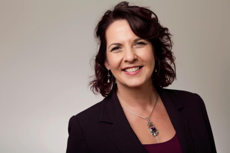 Právnička Anna De Buisseret: „Úmrtí v důsledku očkovacího programu Covid-19 odpovídají definici genocidy“