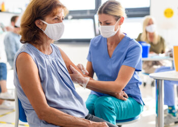 Neurolog vysvětluje, proč se očkovaní lidé stále mohou ve vysoké míře nakazit a šířit covid-19