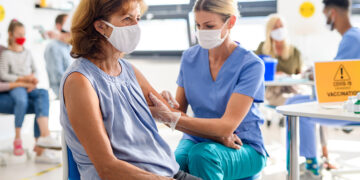 Neurolog vysvětluje, proč se očkovaní lidé stále mohou ve vysoké míře nakazit a šířit covid-19