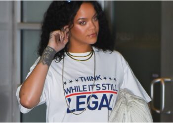 Rihanna si oblékla tričko se vzkazem varujícím před cenzurou ve stylu Nicki Minaj