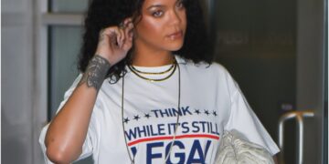 Rihanna si oblékla tričko se vzkazem varujícím před cenzurou ve stylu Nicki Minaj