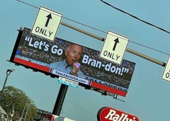 „Let´s Go Brandon“ je více než jen vtipný protibidenovský mem. Posiluje Američany v boji proti „ověřovatelům faktů“ a cenzorům