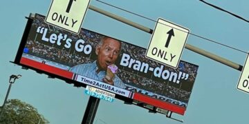 „Let´s Go Brandon“ je více než jen vtipný protibidenovský mem. Posiluje Američany v boji proti „ověřovatelům faktů“ a cenzorům