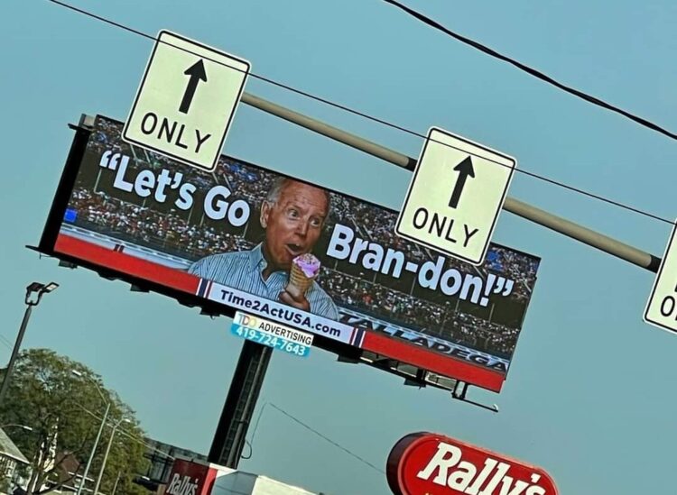 „Let´s Go Brandon“ je více než jen vtipný protibidenovský mem. Posiluje Američany v boji proti „ověřovatelům faktů“ a cenzorům