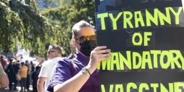 Miliony lidí po celém světě protestují proti povinnému očkování – Fake News Media mlčí