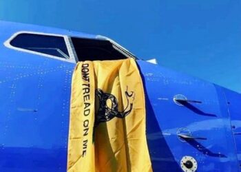 „Let´s go Brandon“ – Bidenova politika povinné vakcinace způsobuje chaos v leteckých společnostech