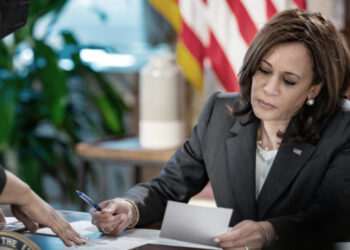 Biden předává pravomoci viceprezidentce Kamale Harris, podstoupí kolonoskopii