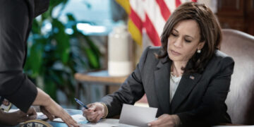 Biden předává pravomoci viceprezidentce Kamale Harris, podstoupí kolonoskopii