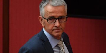 Australský senátor hovoří o poškozeních způsobených vakcinací: „Povinné očkování musí být okamžitě zrušeno.“