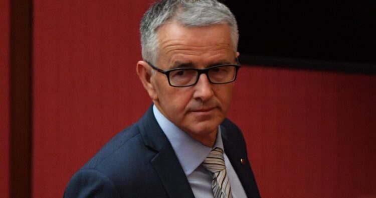 Australský senátor hovoří o poškozeních způsobených vakcinací: „Povinné očkování musí být okamžitě zrušeno.“