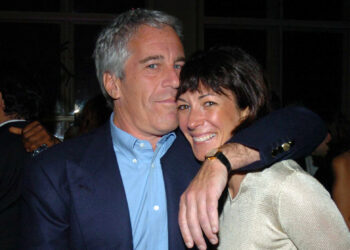 Odhalení dalších soukromých letů pedofila Epsteina, které by mohly zkomplikovat soudní proces s Ghislaine Maxwell