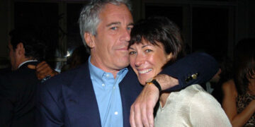 Odhalení dalších soukromých letů pedofila Epsteina, které by mohly zkomplikovat soudní proces s Ghislaine Maxwell