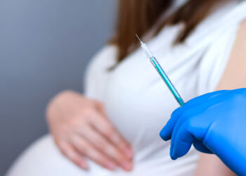 Plně očkovaná matka porodila dítě, které krvácelo z úst a nosu a den poté zemřelo, uvádí zpráva VAERS