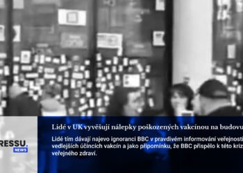 Lidé v UK vyvěšují nálepky poškozených vakcínou na budovu BBC
