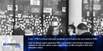Lidé v UK vyvěšují nálepky poškozených vakcínou na budovu BBC